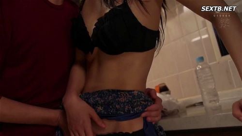 旦那と上手くいっていない美巨乳人妻がバイトの男の子と中出し不倫エッチ