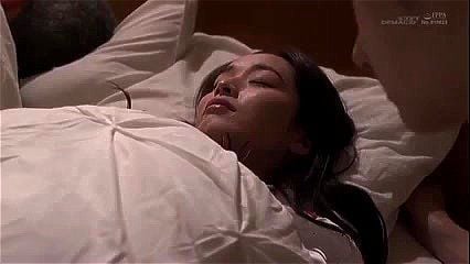 若者チンポの快感に堕ちて旦那の隣で中出し種付けする淫乱不貞人妻
