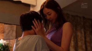 性欲溜まった美人妻が隣人男を誘惑して夫に黙って中出しSEX