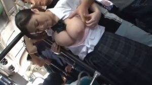 【おすすめ】爆乳女子高生がバス内で犯され立派なおっぱいが精液まみれww