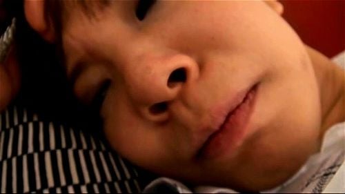 昼休み中のOLがペットシーツに自分のうんち垂れ流すマニアックエロ動画ww