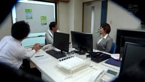 オフィスを出た爆乳人妻は淫乱美女！夫に黙って野外で生ハメSEX！