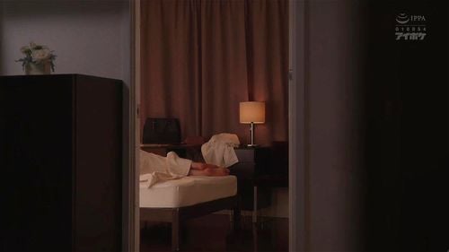 【おすすめ】彼女と電話しながら美乳セフレと朝まで中出しSEXするクズ男