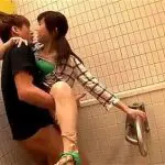 巨乳人妻が既婚男性を谷間で誘惑して多目的トイレで騎乗位SEX