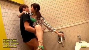 巨乳人妻が既婚男性を谷間で誘惑して多目的トイレで騎乗位SEX