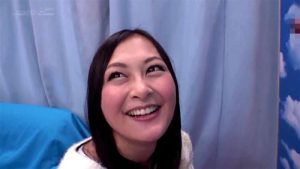 ムチムチ熟女がチンチン当てゲームに挑戦！間違ったら即ハメ罰ゲーム！